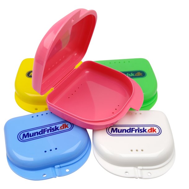 Fodral fr frvaring av proteser, bettskenor, hngslen, munskydd etc.