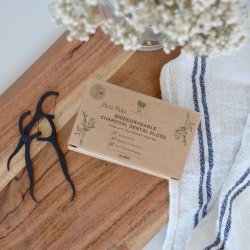 Biologiskt nedbrytbar Tandtrd Me Mother Earth Charcoal Flosser 50st