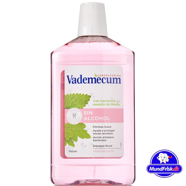 Vademecum Munnvann Hyt fluorinnhold Kamille og Mint 700 ml