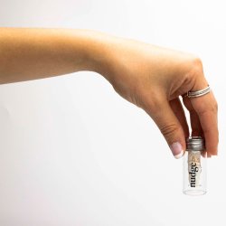 Hllbar tandtrd NUDGE Pure Silk 30m i glasdispenser