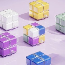 Boîte à pilules au design Rubik’s cube – astucieuse, compacte et un peu plus amusante