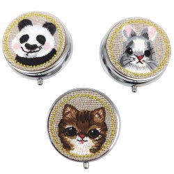 Pilleske Broderet Dyremotiv Rund Metal Pilleboks