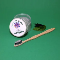 The Clay Cure No. 8 Fresh &amp; Wild tannkrempulver med peppermynte, aktivt kull og xylitol (70 g)