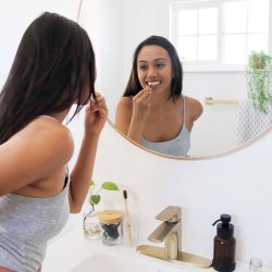 Biologiskt nedbrytbar Tandtrd Me Mother Earth Charcoal Flosser 50st