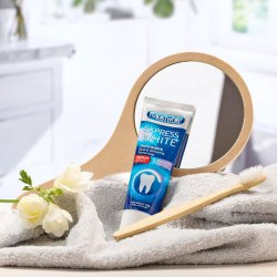 Hampaiden valkaisuun tarkoitettu hammastahna Rapid White Express White 75 ml.