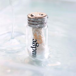 Hllbar tandtrd NUDGE Pure Silk 30m i glasdispenser