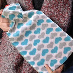 W�rmflasche 1,7 ltr. - Herzmuster in Blau und Grau