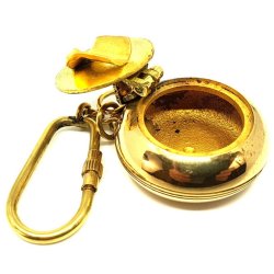 Taschenaschenbecher. Anker-Karabinerhaken aus Messing