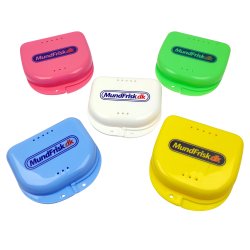 Fodral fr frvaring av proteser, bettskenor, hngslen, munskydd etc.