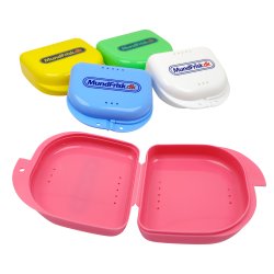 Fodral fr frvaring av proteser, bettskenor, hngslen, munskydd etc.