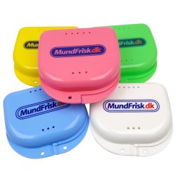 Fodral fr frvaring av proteser, bettskenor, hngslen, munskydd etc.