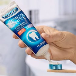 Hampaiden valkaisuun tarkoitettu hammastahna Rapid White Express White 75 ml.