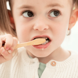 Naturlig barntandkrm ENDRO Red br Fluorid Aluminiumbehllare med pump 175 g