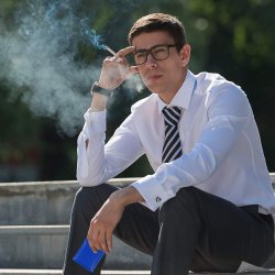 Taschenaschenbecher aus Aluminium und Pappe