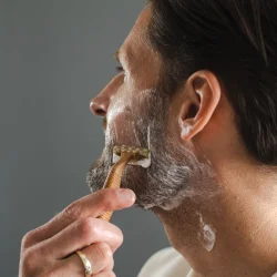 Bambovement Shave Kit – barberscheermes met bamboe handvat en scheerzeep