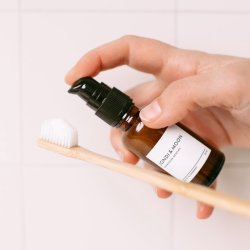 Naturlig Herbal Tandpasta Jondi &amp; Moon Kruter Pumbeflaske 50 ml.