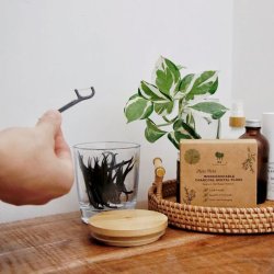 Biologiskt nedbrytbar Tandtrd Me Mother Earth Charcoal Flosser 50st