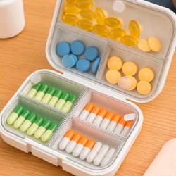 Kompakt pillerask med flera fack � perfekt �verblick i vardagen och p� resande fot