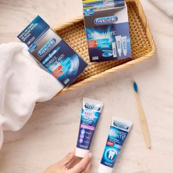 Hampaiden valkaisuun tarkoitettu hammastahna Rapid White Express White 75 ml.