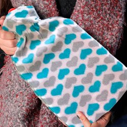 W�rmflasche 1,7 ltr. - Herzmuster in Blau und Grau