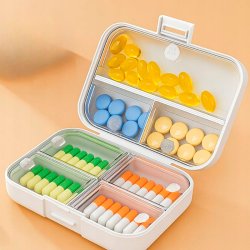 Kompakt pillerask med flera fack � perfekt �verblick i vardagen och p� resande fot