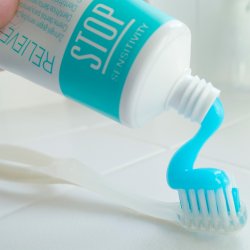 Sensitiv Tandkr�m Edel+White STOP Gel Mot Ilningar 75 ml